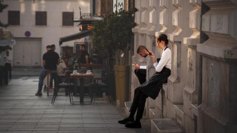 La reforma laboral prohíbe a los empleadores obligar a las personas a permanecer de pie la totalidad de la jornada laboral, reconociendo el derecho a las pausas.