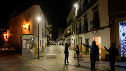 El apagón eléctrico que sumió en la oscuridad a España y Portugal el 28 de abril fue provocado por "un fenómeno de sobretensiones" en la red, que generó "una reacción en cadena" imparable, según un informe del Gobierno español hecho público este martes.