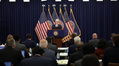 La Reserva Federal (Fed) mantuvo este miércoles como se esperaba sus tasas de interés por cuarta reunión consecutiva, y degradó sus pronósticos para la economía y la inflación de Estados Unidos.

Para más información del tema, visita: https://www.eleconomista.com.mx/sectorfinanciero/fed-mantiene-tasas-interes-pese-enjo-trump-baja-pronostico-pib-eu-20250618-764289.html

¡Síguenos en nuestras redes sociales para mantenerte informado!

Twitter: https://twitter.com/eleconomista 
Facebook: https://www.facebook.com/ElEconomista.mx
Instagram: https://www.instagram.com/eleconomistamx
LinkedIn: https://www.linkedin.com/company/el-economista/

#ElEconomista #EETV