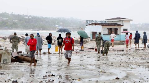 Lluvias constantes y oleaje elevado se registran en Puerto Escondido, luego de que el huracán Erick tocó tierra a las 5:30 de la mañana en Pinotepa Nacional, en la Costa de Oaxaca. Pescadores y prestadores de servicios turísticos a pie de playa realizan labores de limpieza y rescate de sus propiedades, los fuertes vientos y marejadas dejaron algunos daños en la Playa Principal de Puerto Escondido. FOTO: CAROLINA JIMÉNEZ MARISCAL/CUARTOSCURO.COM