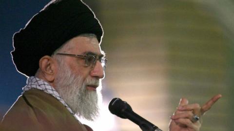 La caída del líder supremo de Irán, Ali Jamenei, no garantizaría la implantación de un régimen democrático en el país, donde la oposición está muy dividida, afirman los analistas.

Para más información del tema, visita: https://www.eleconomista.com.mx/internacionales/cae-lider-supremo-iran-sustituira-ali-jamenei-20250619-764472.html

¡Síguenos en nuestras redes sociales para mantenerte informado!

Twitter: https://twitter.com/eleconomista 
Facebook: https://www.facebook.com/ElEconomista.mx
Instagram: https://www.instagram.com/eleconomistamx
LinkedIn: https://www.linkedin.com/company/el-economista/

#ElEconomista #EETV