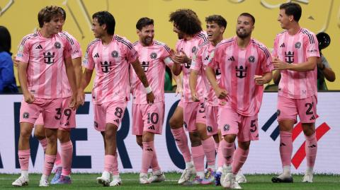 Lionel Messi, número 10 del Inter Miami CF, celebra el segundo gol de su equipo con sus compañeros.