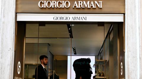 El diseñador de 90 años no estará presente en el desfile de Emporio Armani previsto para el sábado, ni en el desfile de Giorgio Armani programado para el lunes.