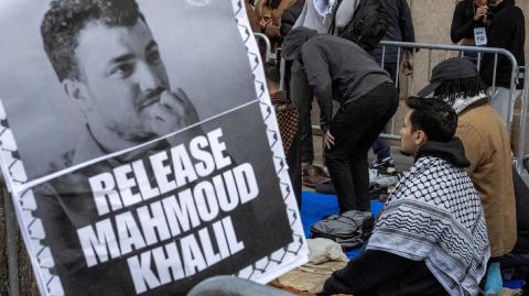 Khalil fue detenido el 8 de marzo en virtud de la aplicación de una ley de 1952, enarbolada por el secretario de Estado, Marco Rubio.

Para más información del tema, visita: https://www.eleconomista.com.mx/internacionales/juez-ordena-liberacion-mahmoud-khalil-lider-protestas-propalestinas-columbia-20250620-764661.html

¡Síguenos en nuestras redes sociales para mantenerte informado!

Twitter: https://twitter.com/eleconomista 
Facebook: https://www.facebook.com/ElEconomista.mx
Instagram: https://www.instagram.com/eleconomistamx
LinkedIn: https://www.linkedin.com/company/el-economista/

#ElEconomista #EETV  #MahmoudKhalil