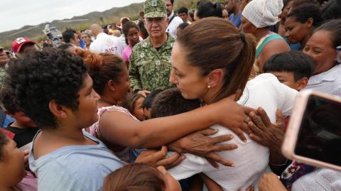 La presidenta Sheinbaum recorre las comunidades afectadas por el paso de Erick.