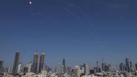 Un misil lanzado desde Irán es interceptad en Tel Aviv, Israel.