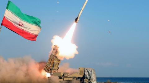 Las autoridades de Irán anunciaron el inicio de ataques contra las bases de Estados Unidos en Qatar como represalia por el bombardeo lanzado el domingo sobre instalaciones nucleares iraníes, según la televisión oficial.