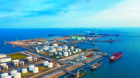 Los precios del petróleo se ven afectados por la participación en el conflicto de grandes productores del energético.