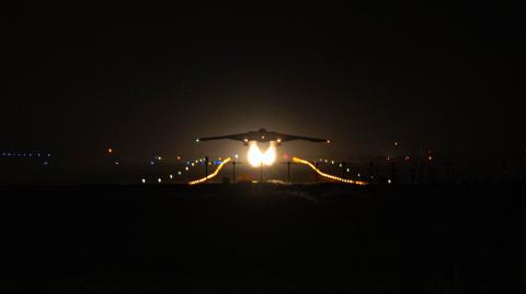 B-2 Spirit de la Fuerza Aérea de EU despegando para apoyar la Operación "Martillo de Medianoche".