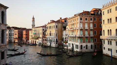 La decisión de la pareja de casarse en Venecia sigue a otras bodas de famosos en la ciudad flotante, como la del actor estadounidense George Clooney y la abogada de derechos humanos Amal Alamuddin en 2014.