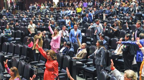 Morena y sus aliados en la Cámara de Diputados avalaron la iniciativa de la presidenta Claudia Sheinbaum que expide una nueva Ley de la Guardia Nacional, así como las leyes secundarias que regulan su traspaso a la Secretaría de la Defensa Nacional (Sedena), y en las cuales se incluyen nuevas facultades y beneficios para el Ejército.

Para más información del tema, visita: https://www.eleconomista.com.mx/politica/diputados-avalan-nueva-ley-guardia-nacional-concretan-militarizacion-20250625-765231.html

¡Síguenos en nuestras redes sociales para mantenerte informado!

Twitter: https://twitter.com/eleconomista 
Facebook: https://www.facebook.com/ElEconomista.mx
Instagram: https://www.instagram.com/eleconomistamx
LinkedIn: https://www.linkedin.com/company/el-economista/

#ElEconomista #EETV