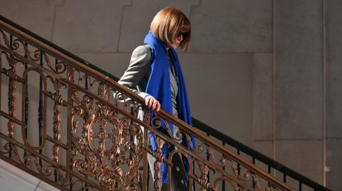 Anna Wintour destaca siempe por su corte de pelo perfectamente peinado y sus características gafas de sol Chanel.