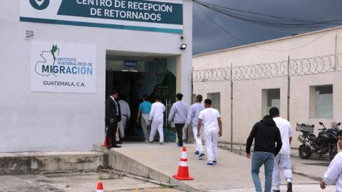En setiembre pasado, Guatemala acogió a 135 presos políticos que Nicaragua liberó por razones humanitarias tras una mediación de Estados Unidos.

Para más información del tema, visita: https://www.eleconomista.com.mx/internacionales/guatemala-ofrece-asilo-nicaragueenses-deportados-estados-unidos-20250627-765643.html 

¡Síguenos en nuestras redes sociales para mantenerte informado!

Twitter: https://twitter.com/eleconomista 
Facebook: https://www.facebook.com/ElEconomista.mx
Instagram: https://www.instagram.com/eleconomistamx
LinkedIn: https://www.linkedin.com/company/el-economista/

#ElEconomista #EETV #DeportadosEU