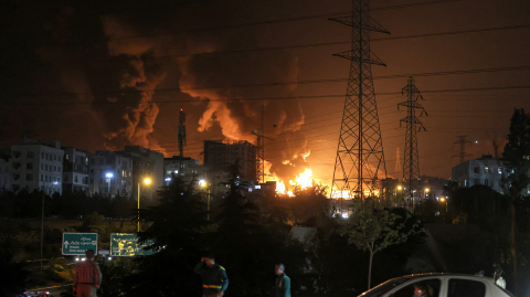 Vehículos bloquean una autopista mientras un incendio arde cerca de los depósitos de petróleo de Shahran, al noroeste de Teherán, el 15 de junio de 2025.