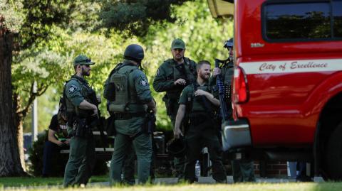 Agentes del orden se reúnen en Cherry Hill Park después de que varios bomberos fueran atacados cuando respondían a un incendio en el área de Canfield Mountain.