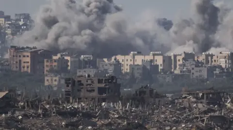 Trump instó el martes a Hamás a aceptar un alto el fuego de 60 días, tras asegurar que Israel había accedido a finalizar el acuerdo.

Para más información del tema, visita: https://www.eleconomista.com.mx/internacionales/hamas-analiza-tregua-gaza-propuesta-alto-fuego-respaldada-trump-e-israel-20250702-766376.html

¡Síguenos en nuestras redes sociales para mantenerte informado!

Twitter: https://twitter.com/eleconomista 
Facebook: https://www.facebook.com/ElEconomista.mx
Instagram: https://www.instagram.com/eleconomistamx
LinkedIn: https://www.linkedin.com/company/el-economista/

#ElEconomista #EETV