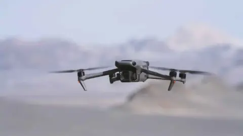 Las autoridades ucranianas han pedido en repetidas ocasiones que las escuelas enseñen a los niños a manejar y construir drones.   

¡Síguenos en nuestras redes sociales para mantenerte informado!

Twitter: https://twitter.com/eleconomista 
Facebook: https://www.facebook.com/ElEconomista.mx
Instagram: https://www.instagram.com/eleconomistamx
LinkedIn: https://www.linkedin.com/company/el-economista/
T

#ElEconomista #EETV