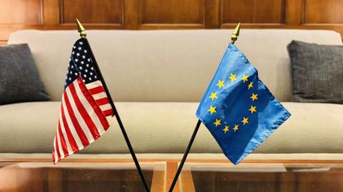 Los negociadores de la Unión Europea han fracasado hasta ahora en su intento de lograr un gran avance en materia comercial con Estados Unidos y podrían intentar prorrogar el statu quo para evitar un alza de los aranceles, dijeron este viernes seis diplomáticos del bloque informados de las conversaciones. 

Para más información del tema, visita: https://www.eleconomista.com.mx/empresas/acuerdo-comercial-eu-ue-resiste-dias-fecha-limite-trump-20250704-766727.html 

¡Síguenos en nuestras redes sociales para mantenerte informado! 

Twitter: https://twitter.com/eleconomista 
Facebook: https://www.facebook.com/ElEconomista.mx 
Instagram: https://www.instagram.com/eleconomistamx 
LinkedIn: https://www.linkedin.com/company/el-economista/ 

#ElEconomista #EETV #Aranceles