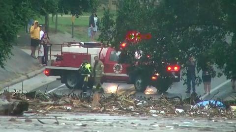 Dalton Rice, administrador municipal de Kerville, la capital del condado, dijo a periodistas que la inundación extrema ocurrió al amanecer sin aviso, lo que impidió a las autoridades emitir órdenes de evacuación.

Para más información del tema, visita: https://www.eleconomista.com.mx/internacionales/inundaciones-texas-dejan-13-muertos-20-menores-desaparecidos-20250704-766774.html 

¡Síguenos en nuestras redes sociales para mantenerte informado!

Twitter: https://twitter.com/eleconomista 
Facebook: https://www.facebook.com/ElEconomista.mx
Instagram: https://www.instagram.com/eleconomistamx
LinkedIn: https://www.linkedin.com/company/el-economista/

#ElEconomista #EETV #Inundaciones