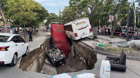 Socavón ubicado sobre av. Malecón y calle Betlem, en la colonia Bethel, Guadalajara.