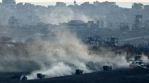 Un convoy militar israelí maniobra en Gaza.