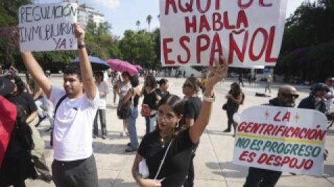 Al grito de "¡fuera gringos!", con pancartas y destrozos en distintos comercios, cientos de personas se manifestaron este viernes en Ciudad de México en contra de la gentrificación de distintos sectores por la llegada de extranjeros.

¡Síguenos en nuestras redes sociales para mantenerte informado!

Twitter: https://twitter.com/eleconomista 
Facebook: https://www.facebook.com/ElEconomista.mx
Instagram: https://www.instagram.com/eleconomistamx
LinkedIn: https://www.linkedin.com/company/el-economista/
T

#ElEconomista #EETV
