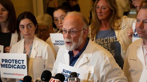 El Dr. Steven Crawford, presidente de la junta directiva de la Alianza de Oklahoma para Familias Saludables, después del Make Oklahoma Healthy Again.