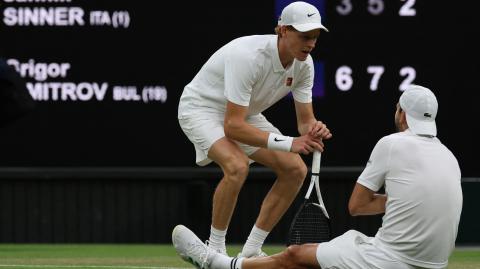 Grigor Dimitrov habla con el italiano Jannik Sinner.