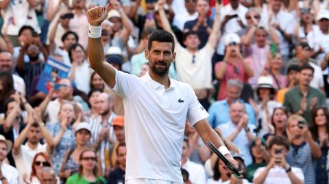 Djokovic continuó su apuesta por un octavo trofeo de Wimbledon y su título número 25º de Grand Slam, al vencer al italiano Flavio Cobolli 6-7(6), 6-2, 7-5 y 6-4.
