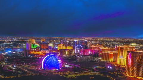 Moverse por Las Vegas es fácil gracias al monorriel, autobuses regionales y aplicaciones de movilidad que conectan hoteles, atracciones y centros de convenciones rápidamente. Es más económico adquiri los pases por días, que por viajes.