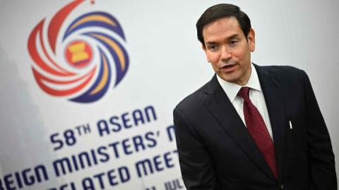 El secretario de Estado estadounidense, Marco Rubio, aseguró este jueves en Malasia que los países del sudeste asiático podrían beneficiarse de mejores aranceles aduaneros que el resto del mundo, en defensa de la guerra comercial emprendida por Donald Trump.

Para más información del tema, visita: https://www.eleconomista.com.mx/internacionales/marco-rubio-promete-asia-mejores-aranceles-respecto-regiones-mundo-20250710-767590.html

¡Síguenos en nuestras redes sociales para mantenerte informado!

Twitter: https://twitter.com/eleconomista 
Facebook: https://www.facebook.com/ElEconomista.mx
Instagram: https://www.instagram.com/eleconomistamx
LinkedIn: https://www.linkedin.com/company/el-economista/

#ElEconomista #EETV #Aranceles
