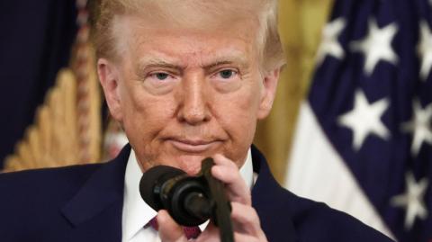 La demanda ha sido presentada por la Unión Americana de Libertades Civiles (ACLU) en representación de un grupo de afectados por el posible fin de la ciudadanía por nacimiento.

Para más información del tema, visita: 
https://www.eleconomista.com.mx/internacionales/juez-bloquea-temporalmente-orden-ejecutiva-trump-busca-acabar-ciudadania-nacimiento-20250710-767593.html

¡Síguenos en nuestras redes sociales para mantenerte informado!

Twitter: https://twitter.com/eleconomista 
Facebook: https://www.facebook.com/ElEconomista.mx
Instagram: https://www.instagram.com/eleconomistamx
LinkedIn: https://www.linkedin.com/company/el-economista/

#ElEconomista #EETV