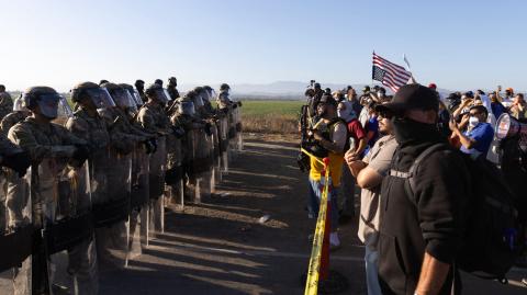 Tropas de la Guardia Nacional de California se enfrentan a manifestantes durante una redada de la Oficina Federal de Inmigración en Glass House Farms.