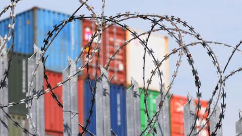 Esta tarifa sustituiría al “arancel de emergencia” de 25% que actualmente cobra EU a los productos originarios de México que no cumplen con el T-MEC.

Para más información del tema, visita: https://www.eleconomista.com.mx/empresas/trump-impone-arancel-30-fentanilo-deficit-comercial-20250713-767936.html 

¡Síguenos en nuestras redes sociales para mantenerte informado!

Twitter: https://twitter.com/eleconomista 
Facebook: https://www.facebook.com/ElEconomista.mx
Instagram: https://www.instagram.com/eleconomistamx
LinkedIn: https://www.linkedin.com/company/el-economista/

#ElEconomista #EETV #Aranceles