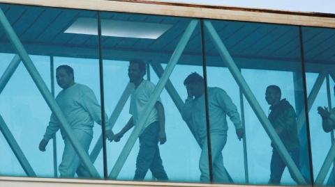 Un memorando indica que sería sólo en una circunstancia apremiante, siempre y cuando la persona haya tenido la oportunidad de hablar con un abogado.

Para más información del tema, visita: https://www.eleconomista.com.mx/internacionales/ice-podra-deportar-inmigrantes-paises-distintos-suyo-6-horas-aviso-20250713-767947.html 

¡Síguenos en nuestras redes sociales para mantenerte informado!

Twitter: https://twitter.com/eleconomista 
Facebook: https://www.facebook.com/ElEconomista.mx
Instagram: https://www.instagram.com/eleconomistamx
LinkedIn: https://www.linkedin.com/company/el-economista/

#ElEconomista #EETV #Deportados