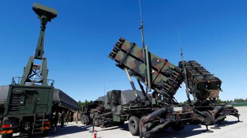 "Les enviaremos los Patriot, que necesitan desesperadamente", dijo Trump sin especificar cuántas unidades se enviarán. Dos semanas atrás, Washington había dicho que suspendería la entrega de armas a Kiev.

Para más información del tema, visita: https://www.eleconomista.com.mx/internacionales/trump-dice-estados-unidos-enviara-sistemas-defensa-antiaerea-patriot-ucrania-20250713-767962.html

¡Síguenos en nuestras redes sociales para mantenerte informado!

Twitter: https://twitter.com/eleconomista 
Facebook: https://www.facebook.com/ElEconomista.mx
Instagram: https://www.instagram.com/eleconomistamx
LinkedIn: https://www.linkedin.com/company/el-economista/

#ElEconomista #EETV #InvasiónRusa