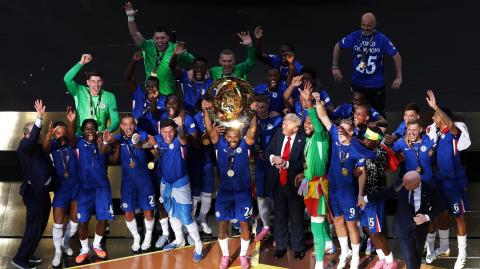 Jugadores del Chelsea celebran tras ganar la Copa Mundial de Clubes de la FIFA.