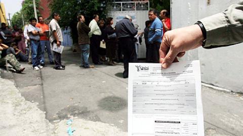 Los también llamados "coyotes" prometen diferentes trámites a cambio de un pago; sin embargo, la Consar alerta sobre posibles fraudes y peligros para la privacidad.Para más información del tema, visita: https://www.eleconomista.com.mx/finanzaspersonales/falsos-gestores-afores-robarte-pension-datos-personales-20250715-768110.html

¡Síguenos en nuestras redes sociales para mantenerte informado!

Twitter: https://twitter.com/eleconomista 
Facebook: https://www.facebook.com/ElEconomista.mx
Instagram: https://www.instagram.com/eleconomistamx
LinkedIn: https://www.linkedin.com/company/el-economista/

#ElEconomista #EETV