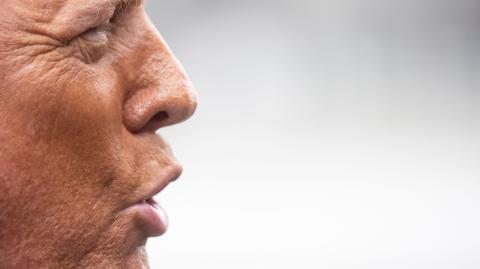 El gobierno del presidente Donald Trump impedirá que los migrantes que entraron sin visa en Estados Unidos pidan libertad bajo fianza, de modo que podrían quedar detenidos meses o años, informó este martes el Washington Post, que cita un memorando interno.