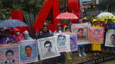 El titular de la Unidad Especial de Investigación y Litigación del Caso Iguala, Rosendo Gómez Piedra fue removido del cargo, confirmó para El Economista, Vidulfo Rosales, abogado de los familiares de los 43 estudiantes desaparecidos de la Escuela Normal Rural de Ayotzinapa.

Para más información del tema, visita: https://www.eleconomista.com.mx/politica/fiscal-caso-ayotzinapa-renuncia-cargo-20250716-768383.html

¡Síguenos en nuestras redes sociales para mantenerte informado!

Twitter: https://twitter.com/eleconomista 
Facebook: https://www.facebook.com/ElEconomista.mx
Instagram: https://www.instagram.com/eleconomistamx
LinkedIn: https://www.linkedin.com/company/el-economista/

#ElEconomista #EETV #Ayotzinapa
