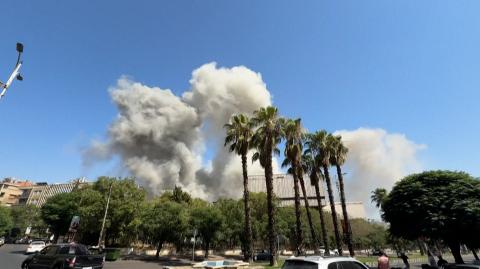 El ejército sirio informó el miércoles que empezaría a retirarse de la ciudad de Sueida (sur), escenario en los últimos días de enfrentamientos que dejan más de 350 muertos, tras el pedido de Estados Unidos y bombardeos de Israel en Damasco.

¡Síguenos en nuestras redes sociales para mantenerte informado!

Twitter: https://twitter.com/eleconomista 
Facebook: https://www.facebook.com/ElEconomista.mx
Instagram: https://www.instagram.com/eleconomistamx
LinkedIn: https://www.linkedin.com/company/el-economista/

#ElEconomista #EETV