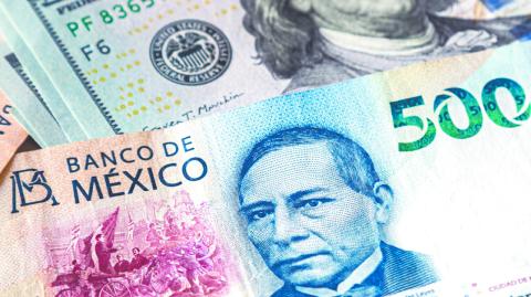 El dólar gana terreno tras la divulgación de un sólido reporte de ventas minoristas de Estados Unidos y un descenso en las solicitudes de ayuda por desempleo.