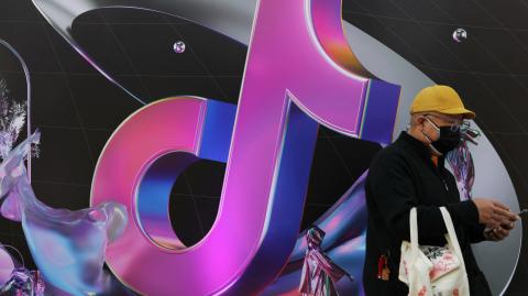 Los moderadores están encargados de impedir la publicación en la plataforma de contenidos que incluyan incitaciones al odio, desinformación o pornografía.