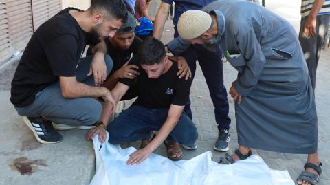Asimismo, hasta ahora se han confirmado 877 muertos y 5,666 heridos por disparos de las tropas israelíes cuando intentaban recoger ayuda humanitaria.