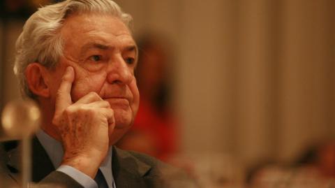 Ingresó a la compañía a los 17 años, fue director general entre 1979 y 1997 y se encargó de la internacionalización de Grupo Bimbo.

Para más información del tema, visita: https://www.eleconomista.com.mx/el-empresario/fallece-roberto-servitje-cofundador-grupo-bimbo-primer-empleado-20250717-768598.html

¡Síguenos en nuestras redes sociales para mantenerte informado!

Twitter: https://twitter.com/eleconomista 
Facebook: https://www.facebook.com/ElEconomista.mx
Instagram: https://www.instagram.com/eleconomistamx
LinkedIn: https://www.linkedin.com/company/el-economista/

#ElEconomista #EETV
