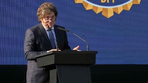 La privatización de AySA forma parte de un plan a gran escala del presidente argentino, Javier Milei, de traspasar un listado de empresas públicas a capitales privados. 

Para más información del tema, visita: https://www.eleconomista.com.mx/internacionales/gobierno-argentino-anuncia-privatizacion-empresa-publica-agua-20250718-768801.html 

¡Síguenos en nuestras redes sociales para mantenerte informado! 

Twitter: https://twitter.com/eleconomista 
Facebook: https://www.facebook.com/ElEconomista.mx 
Instagram: https://www.instagram.com/eleconomistamx 
LinkedIn: https://www.linkedin.com/company/el-economista/ 

#ElEconomista #EETV  #Aysa