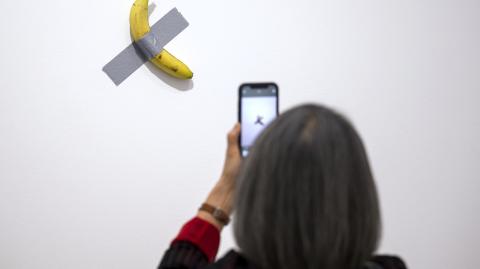 Ha dado mucho que hablar desde su primera exposición en 2019 en Miami, donde otro artista se la comió para denunciar su precio, que entonces era de 120,000 dólares.