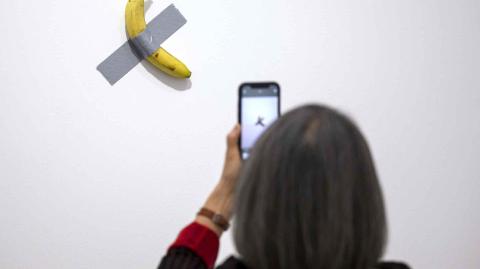 Ha dado mucho que hablar desde su primera exposición en 2019 en Miami, donde otro artista se la comió para denunciar su precio, que entonces era de 120,000 dólares. 
https://www.eleconomista.com.mx/arteseideas/visitante-come-banana-millonaria-expuesta-museo-francia-20250718-768824.html 

¡Síguenos en nuestras redes sociales para mantenerte informado! 

Twitter: https://twitter.com/eleconomista 
Facebook: https://www.facebook.com/ElEconomista.mx 
Instagram: https://www.instagram.com/eleconomistamx 
LinkedIn: https://www.linkedin.com/company/el-economista/ 

#ElEconomista #EETV