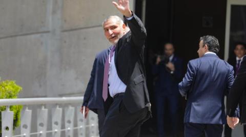 El coordinador de Morena en el Senado dijo que rindió la información que debía y esperaba que las autoridades hicieran su trabajo.

Para más información del tema, visita: https://www.eleconomista.com.mx/politica/reaparece-adan-augusto-consejo-morena-acusa-politiqueria-20250720-768936.html

¡Síguenos en nuestras redes sociales para mantenerte informado!

Twitter: https://twitter.com/eleconomista 
Facebook: https://www.facebook.com/ElEconomista.mx
Instagram: https://www.instagram.com/eleconomistamx
LinkedIn: https://www.linkedin.com/company/el-economista/
T

#ElEconomista #EETV