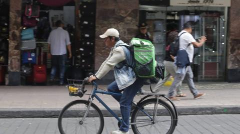 La Secretaría de Trabajo y Fomento al Empleo (STyFE) de la Ciudad de México manifestó su rotundo rechazo al aumento unilateral de hasta un 7% en las tarifas anunciado por la empresa Uber.

Para más información del tema, visita: https://www.eleconomista.com.mx/empresas/gobierno-cdmx-suma-rechazo-aumento-unilateral-tarifas-uber-20250721-769086.html 

¡Síguenos en nuestras redes sociales para mantenerte informado!

Twitter: https://twitter.com/eleconomista 
Facebook: https://www.facebook.com/ElEconomista.mx
Instagram: https://www.instagram.com/eleconomistamx
LinkedIn: https://www.linkedin.com/company/el-economista/

#ElEconomista #EETV